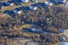 Brennende Fackel an der Öl-Raffinerie MIRO im Ortsteil Knielingen in Karlsruhe im Bundesland Baden-Württemberg, Deutschland