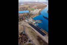 Kaianlagen und Schiffs- Anlegestellen mit Verlade- Terminals am neuen Binnenhafen des Rhein in Lauterbourg in Grand Est im Bundesland Bas-Rhin, Frankreich