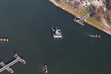 Luftbild von Fahrt eines Fähr- Schiffes Solar-Rheinfähre in Plittersdorf in Rastatt im Bundesland Baden-Württemberg, Deutschland
