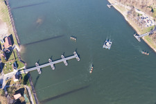 Luftaufnahme von Fahrt eines Fähr- Schiffes Solar-Rheinfähre in Plittersdorf in Rastatt im Bundesland Baden-Württemberg, Deutschland