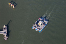 Schrägluftbild von Fahrt eines Fähr- Schiffes Solar-Rheinfähre in Plittersdorf in Rastatt im Bundesland Baden-Württemberg, Deutschland