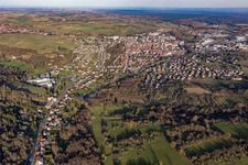 Ortsansicht der Straßen und Häuser der Wohngebiete in Wissembourg in Grand Est im Bundesland Bas-Rhin, Frankreich