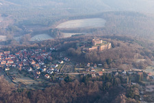 Schrägluftbild von Lichtenberg, Burgruine des Château de Lichtenberg in den Nordvogesen im Bundesland Bas-Rhin, Frankreich