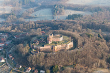 Lichtenberg, Burgruine des Château de Lichtenberg in den Nordvogesen im Bundesland Bas-Rhin, Frankreich vom Flugzeug aus
