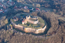 Drohnenaufname von Lichtenberg, Burgruine des Château de Lichtenberg in den Nordvogesen im Bundesland Bas-Rhin, Frankreich