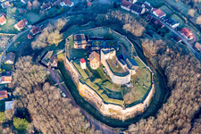 Burganlage der Veste Chateau Lichtenberg mit Freilichtbühne in Lichtenberg in Grand Est im Bundesland Bas-Rhin, Frankreich