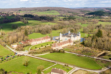 Sully, Wasserschloss Château Sully im Burgund im Bundesland Saône-et-Loire, Frankreich aus der Luft