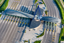 Luftaufnahme von Autobahn- Mautstation und Zahlstelle der A4 (Punto Blu) in Ronchis in Friuli-Venezia Giulia im Bundesland Udine, Italien