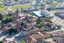 Kirchenturm und Turm- Dach am Kirchengebäude der Chiesa delle Sante Perpetua e Felicita in Fiume Veneto in Friuli-Venezia Giulia im Bundesland Pordenone, Italien