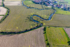 Mäanderndes Flüßchen bei Castions in Friaul-Venetien im Bundesland Friaul-Julisch Venetien, Italien