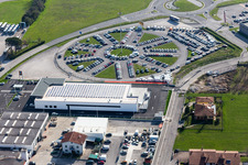 Filiale vom Supermarkt Aldi und runder Parkplatz in Spilimbergo in Friuli-Venezia Giulia im Bundesland Pordenone, Italien