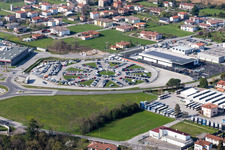 Schrägluftbild von Fattoria Martina im Bundesland Friaul-Julisch Venetien, Italien