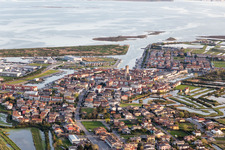 Mole an der Wasseroberfläche der Meeres- Küste der Adria in Marano Lagunare in Friuli-Venezia Giulia im Bundesland Udine, Italien