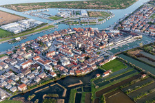 Luftbild von Mole an der Wasseroberfläche der Meeres- Küste der Adria in Marano Lagunare in Friuli-Venezia Giulia im Bundesland Udine, Italien