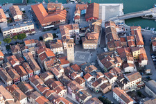 Luftaufnahme von Mole an der Wasseroberfläche der Meeres- Küste der Adria in Marano Lagunare in Friuli-Venezia Giulia im Bundesland Udine, Italien