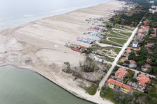 Drohnenbild von Lido degli Estensi im Bundesland Emilia-Romagna, Italien