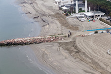 Schrägluftbild von Lido delle Nazioni im Bundesland Emilia-Romagna, Italien