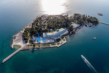 Luftbild von Hotelinsel Otok Sveti Nikola in der Bucht von Poreč im Bundesland Gespanschaft Istrien, Kroatien