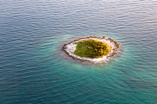 Mini-Insel Otocic Pisulj im Mittelmeer in Rovinj in Gespanschaft Istrien, Kroatien
