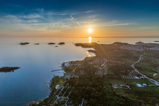 Wasseroberfläche an der Meeres- Küste der Adria bei Sonnenuntergang in Rovinj in Istrien - Istarska zupanija im Bundesland Gespanschaft Istrien, Kroatien