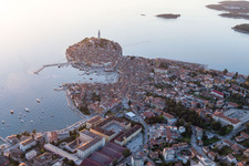 Drohnenbild von Rovinj im Bundesland Gespanschaft Istrien, Kroatien