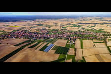 Dorfpanorama aus Westen am Abend in Seebach im Bundesland Bas-Rhin, Frankreich
