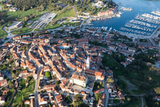 Luftbild von Altstadtbereich und Innenstadtzentrum in Vrsar in Istrien - Istarska zupanija im Bundesland Gespanschaft Istrien, Kroatien