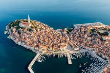 Ortsansicht an der Meeres-Küste des Mittelmeeres an der Altstadt von Rovinj in Istarska zupanija - Istrien Kroatien. Die markante Landzunge liegt an der Westküste der Halbinsel Istrien im Bundesland Gespanschaft Istrien von oben