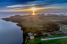 Luftbild von Spiegelung der untergehenden Sonne auf der Wasseroberfläche der Adria in Vrsar in Istrien - Istarska zupanija im Bundesland Gespanschaft Istrien, Kroatien