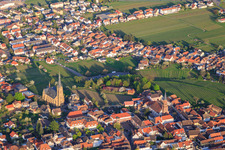 St. Ludwig, Kurpfalzsaal und Protestantische Kirche in Edenkoben im Bundesland Rheinland-Pfalz, Deutschland