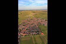 Stadtansicht im Frühling aus Westen in Maikammer im Bundesland Rheinland-Pfalz, Deutschland