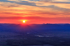 Sonnenuntergang in der Rheinebene in Rohrbach im Bundesland Rheinland-Pfalz, Deutschland