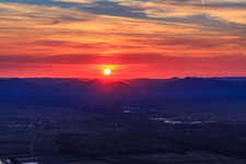 Luftbild von Sonnenuntergang in der Rheinebene in Rohrbach im Bundesland Rheinland-Pfalz, Deutschland