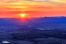 Luftaufnahme von Sonnenuntergang in der Rheinebene in Rohrbach im Bundesland Rheinland-Pfalz, Deutschland