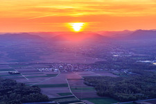 Luftbild von Sonnenuntergang in der Rheinebene in Steinweiler im Bundesland Rheinland-Pfalz, Deutschland
