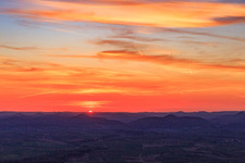 Sonnenuntergang überm Pfälzerwald in Klingenmünster im Bundesland Rheinland-Pfalz, Deutschland
