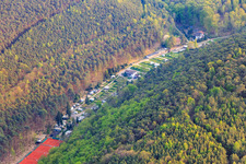 Waldstraße mit Tennisplatz des TC Wachenheim e.V in Wachenheim an der Weinstraße im Bundesland Rheinland-Pfalz, Deutschland