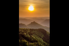 Burg Trifels im Abendlicht und Dunst über dem Pfälzerwald in Annweiler am Trifels im Bundesland Rheinland-Pfalz, Deutschland
