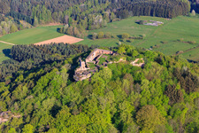 Schrägluftbild von Burgruine Lindelbrunn in Vorderweidenthal im Bundesland Rheinland-Pfalz, Deutschland