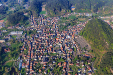 Schulstraße, Schlosstraße aus Nordosten in Dahn im Bundesland Rheinland-Pfalz, Deutschland