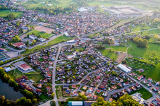 Luftbild von Ortsansicht der Straßen und Häuser der Wohngebiete in Mertzwiller in Grand Est im Bundesland Bas-Rhin, Frankreich