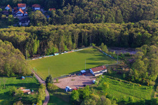 Luftbild von Sportplatz des SV 1946 Dörrenbach Fußballverein und Wohnmobil-Stellplatz Dörrenbach im Bundesland Rheinland-Pfalz, Deutschland