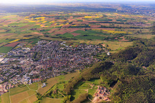 Stadtansicht am Rand des Pfälzeralds aus Norden in Bad Bergzabern im Bundesland Rheinland-Pfalz, Deutschland