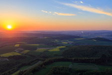 Luftaufnahme von Sonnenuntergang im Weserbergland in Ottenstein im Bundesland Niedersachsen, Deutschland