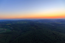 Sonnenuntergang im Weserbergland in Ottenstein im Bundesland Niedersachsen, Deutschland von oben
