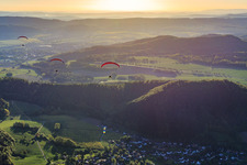 Drei Paragleiter am Morgen in Holenberg im Bundesland Niedersachsen, Deutschland