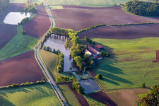 Gehöft und Bauernhof- Nebengebäude am Hofsee in Rauhenebrach im Ortsteil Geusfeld im Bundesland Bayern, Deutschland