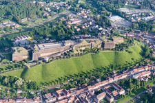 Luftaufnahme von Bitche, Zitadelle von Bitche (Elsaß) im Bundesland Moselle, Frankreich
