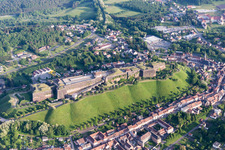 Schrägluftbild von Bitche, Zitadelle von Bitche (Elsaß) im Bundesland Moselle, Frankreich