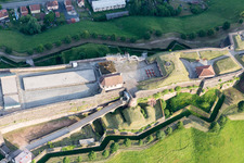 Bitche, Zitadelle von Bitche (Elsaß) im Bundesland Moselle, Frankreich aus der Vogelperspektive